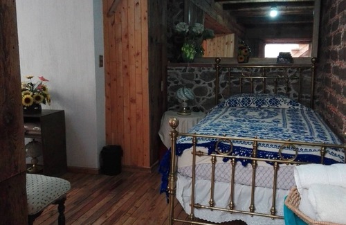 Jocotitlan Hotel | COMFORTABLE BEDROOM SALAM FURNISHED OF 25 M2 BUILT IN A HOUSE OF THE XVII CENTURY