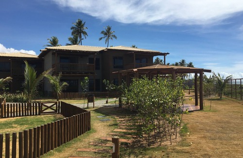 Itacimirim House | Comfortable bungalow, north coast, on the beach in a luxury condominium