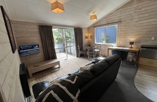 Dairy Flat Cottage | Comfortable Bush Retreat in Coatesville, just 3 minutes from Albany