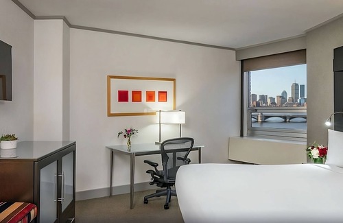 East Cambridge Hotel | Comfortable Cambridge Stay w/Spectacular Charles River Views