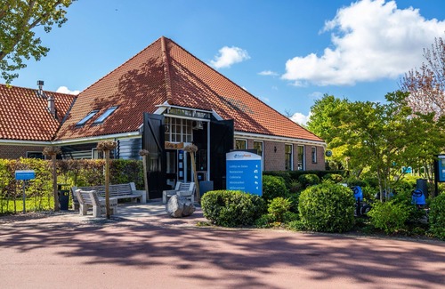 Velsen-Zuid Ski Chalet | Comfortable chalet with dishwasher, on a holiday park, 25 km. from Amsterdam