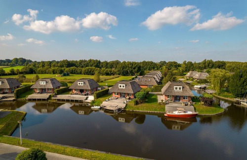 Midlaren Ski Chalet | Comfortable chalet on the water, in a park