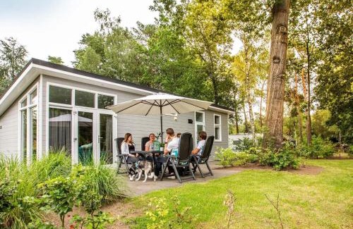 Ede Ski Chalet | Comfortable chalet with dishwasher within De Veluwe