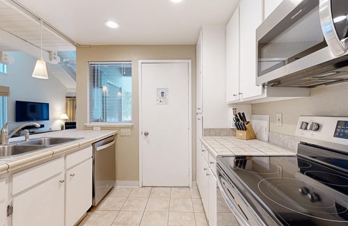Tennis Village Condo | Comfortable condo w/shared pool, SHARC passes, trails, and more!