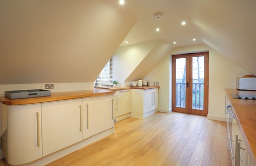 Hertford Apartment | Comfortable Cosy Private Barn conversion, Own courtyard, parking, nr to station