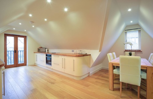 Hertford Apartment | Comfortable Cosy Private Barn conversion, Own courtyard, parking, nr to station