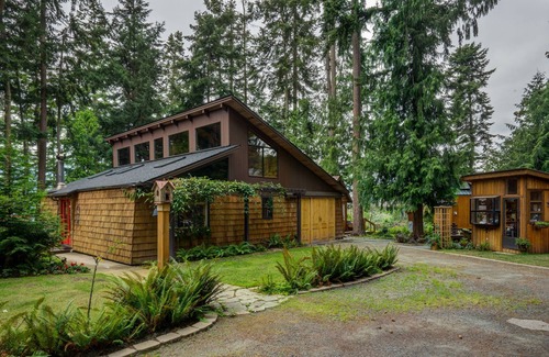 La Conner House | Comfortable Cottage With Western View, Just 3 Miles To Downtime La Conner!
