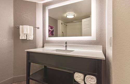 Grand Junction Hotel | Comfortable Double Room at La Quinta Inns & Suites, Pool, Near Redlands Mesa