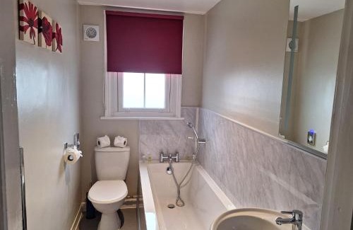 Cranleigh House | Comfortable Double Room with Bath
