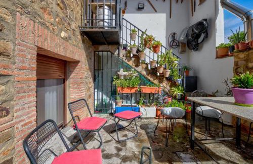 Puebla de Don Rodrigo Villa | Comfortable Villa in Puebla de Don Rodrigo with Private Pool