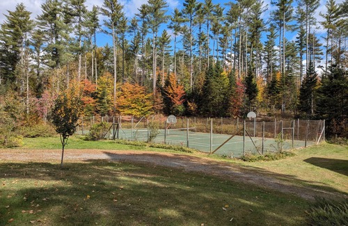 Lyme Center House | Comfortable family lake house with tennis court and private beach