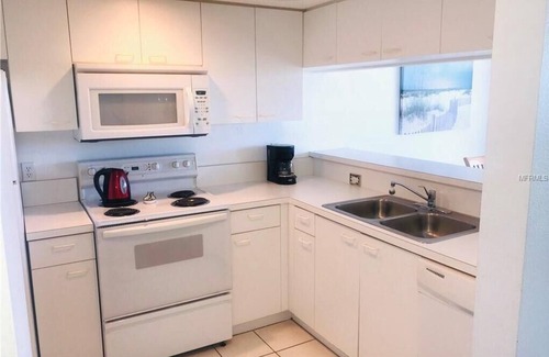 Whitney Beach Condo | Comfortable family-friendly condo close to everything on Anna Maria.