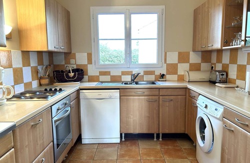 L'Aiguillon-sur-Vie House | Comfortable house, 2 BR, Wi-Fi, terrace, BBQ, 10km from St Gilles beaches