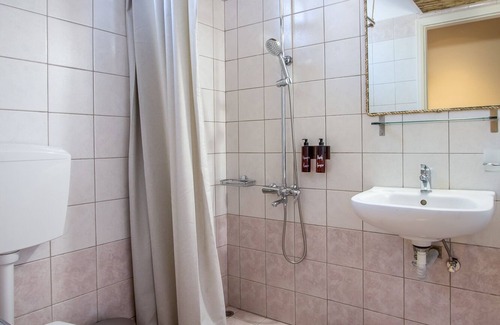 Galatas Apartment | Comfortable Garden View Studio