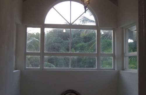 Enterprise House | Comfortable Holiday Home with Pool in Perfect Location : Miami Beach + Freights