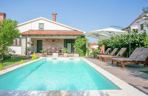 Tar-Vabriga Cottage | Comfortable holiday home with large garden and pool