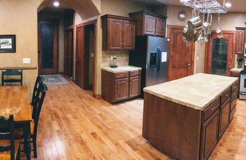 Garden City House | Comfortable home, firepit, deck space - near the Lake and Shakes