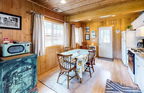 Joseph Cabin | Comfortable Home w/ Gas Fireplace, WiFi & Backyard - Close to Lake Activities