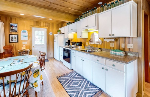 Joseph Cabin | Comfortable Home w/ Gas Fireplace, WiFi & Backyard - Close to Lake Activities