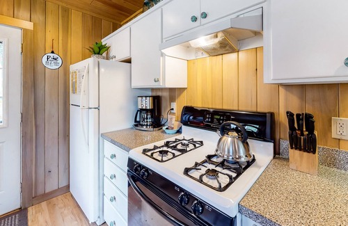 Joseph Cabin | Comfortable Home w/ Gas Fireplace, WiFi & Backyard - Close to Lake Activities