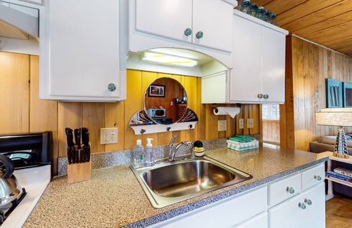 Joseph Cabin | Comfortable Home w/ Gas Fireplace, WiFi & Backyard - Close to Lake Activities