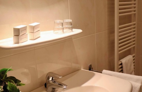 Appeltern Hotel | Comfortable hotel room with stunning views, modern amenities, and a relaxing atmosphere in the Land of Maas and Waal.