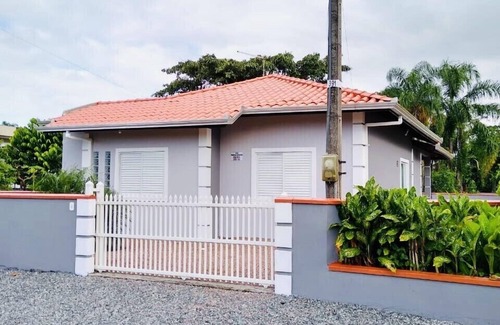 Itapoa House | Comfortable house in Itapoá -SC with 8x4. pool, cable TV and Wi-Fi