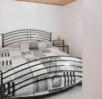 Penhas da Saude House | Comfortable house in Cortes do Meio with garden