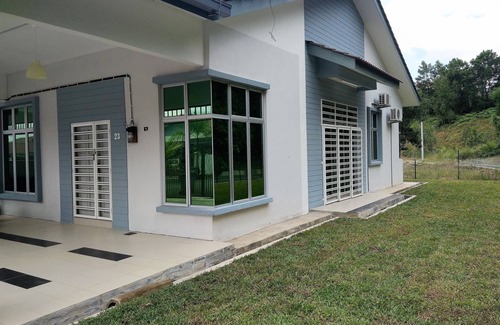 Ayer Molek House | Comfortable house with good access, parking space & 5 minutes drive to Town only