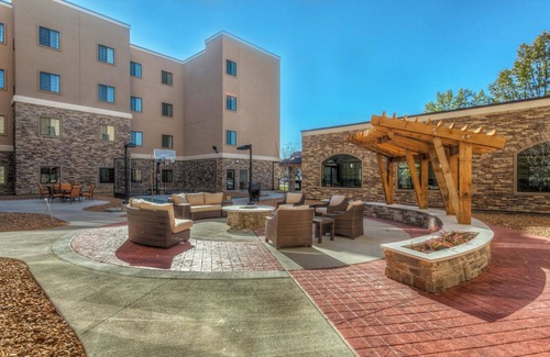 Maryland Heights Condo | Comfortable King Suite Near Edward Jones! Complimentary Breakfast