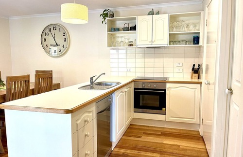 Silverleaves House | Comfortable large family home, pet friendly, short stroll to beach