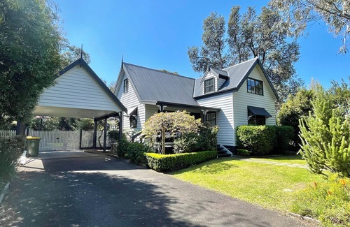 Silverleaves House | Comfortable large family home, pet friendly, short stroll to beach