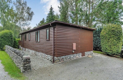 Bondgate Within Ski Chalet | Comfortable lodge with one double with en suite shower and one twin.