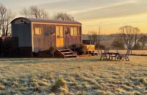 Bridport Ski Chalet | Comfortable, luxury shepherds hut with hot tub