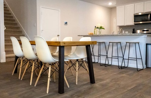 Manor House | Comfortable Midterm 4BR in Manor Near Tesla & Samsung Furnished + Flexible Stays