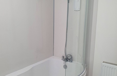 East Kilbride Apartment | Comfortable Modern Ground Floor Apartment 20 minutes from Glasgow Centre