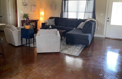 Pryor House | Comfortable Modern Duplex for Business or R&R