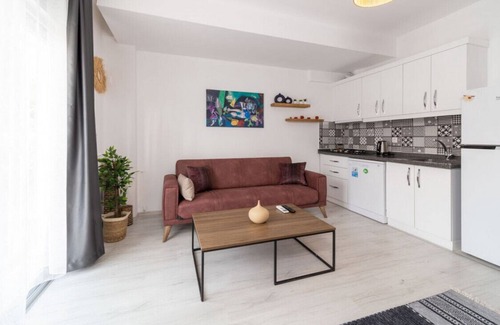 Antalya City Centre Apartment | Comfortable Modern Flat with Balcony in Muratpasa
