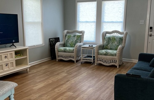 El Lago Cottage | Comfortable new beds, lots of parking, bring the pets, Close to everything.