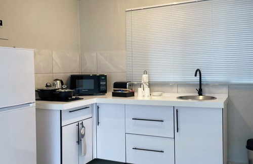 Greater Johannesburg Metropolitan Area Cabin | Comfortable Open-Plan Studio Stay — 36 On Blougom, Midrand
