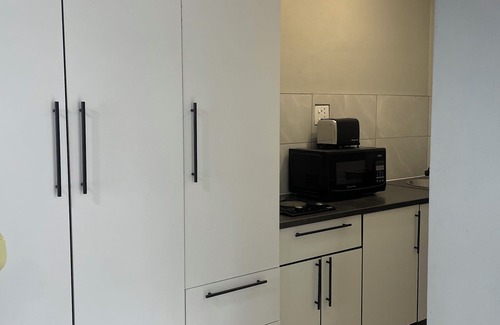 Greater Johannesburg Metropolitan Area Cabin | Comfortable Open-Plan Studio Stay — 36 On Blougom, Midrand