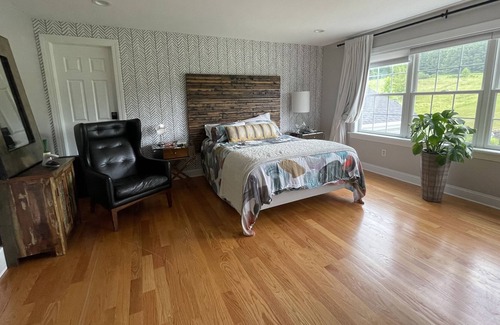 Newtonville House | Comfortable Poolside Luxury 21//2 hours from NYC