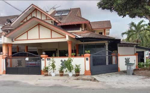 Taman Jati House | Comfortable Private Swimming Pool Homestay Melaka 20 Pax 5R3B