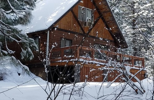 Garden Valley Cabin | Comfortable, Quiet, Roomy Cabin in the Woods!