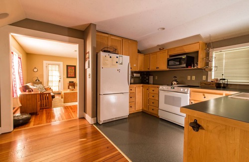 West Eugene House | Comfortable renovated cottage from 1910 - easy access to everything