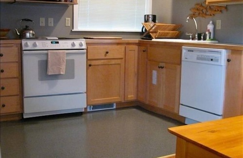 West Eugene House | Comfortable renovated cottage from 1910 - easy access to everything