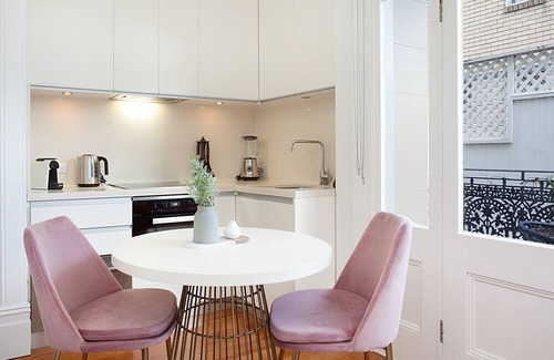 Glebe Apartment | Comfortable Renovated Studio Close To City