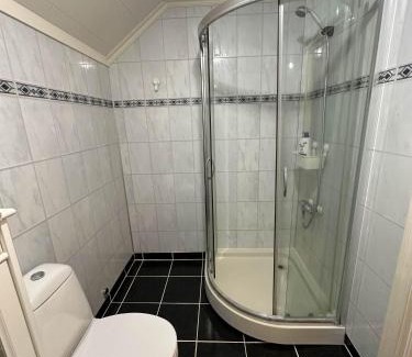 Osoyro House | Comfortable room - Double bed - Private bathroom - Free parking - Shared kitchen - Bus stop and store 2 min walk