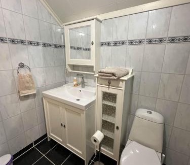 Osoyro House | Comfortable room - Double bed - Private bathroom - Free parking - Shared kitchen - Bus stop and store 2 min walk