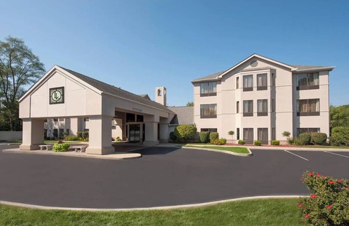 South Bend Hotel | Comfortable Room w/Sofa Bed & Hot Breakfast Included – Ideal for Families